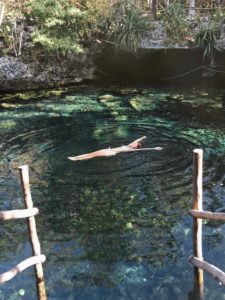 Lee más sobre el artículo Swimming in a cenote